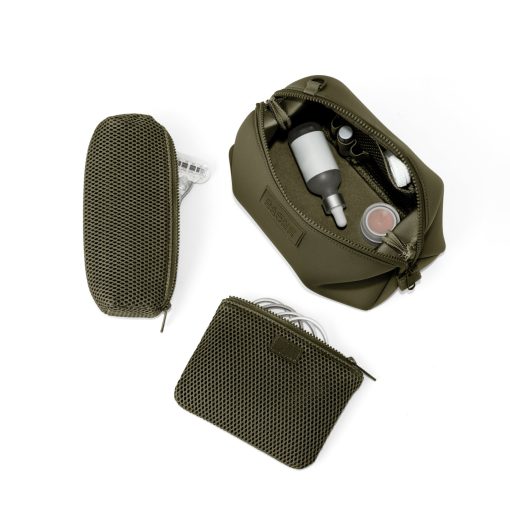 Hunter Toiletry Bag in Dark Moss. Large - Image 9