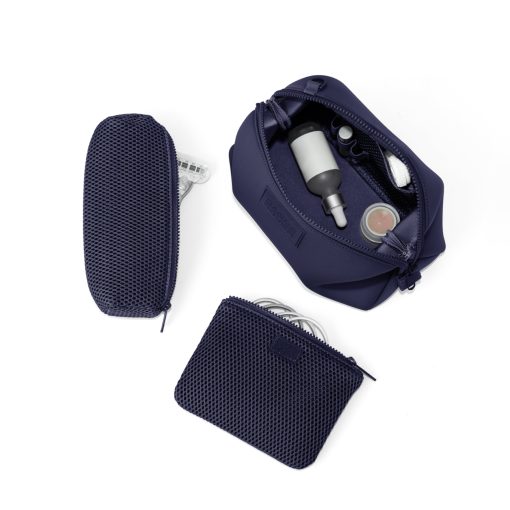 Hunter Toiletry Bag in Storm. Large - Image 9